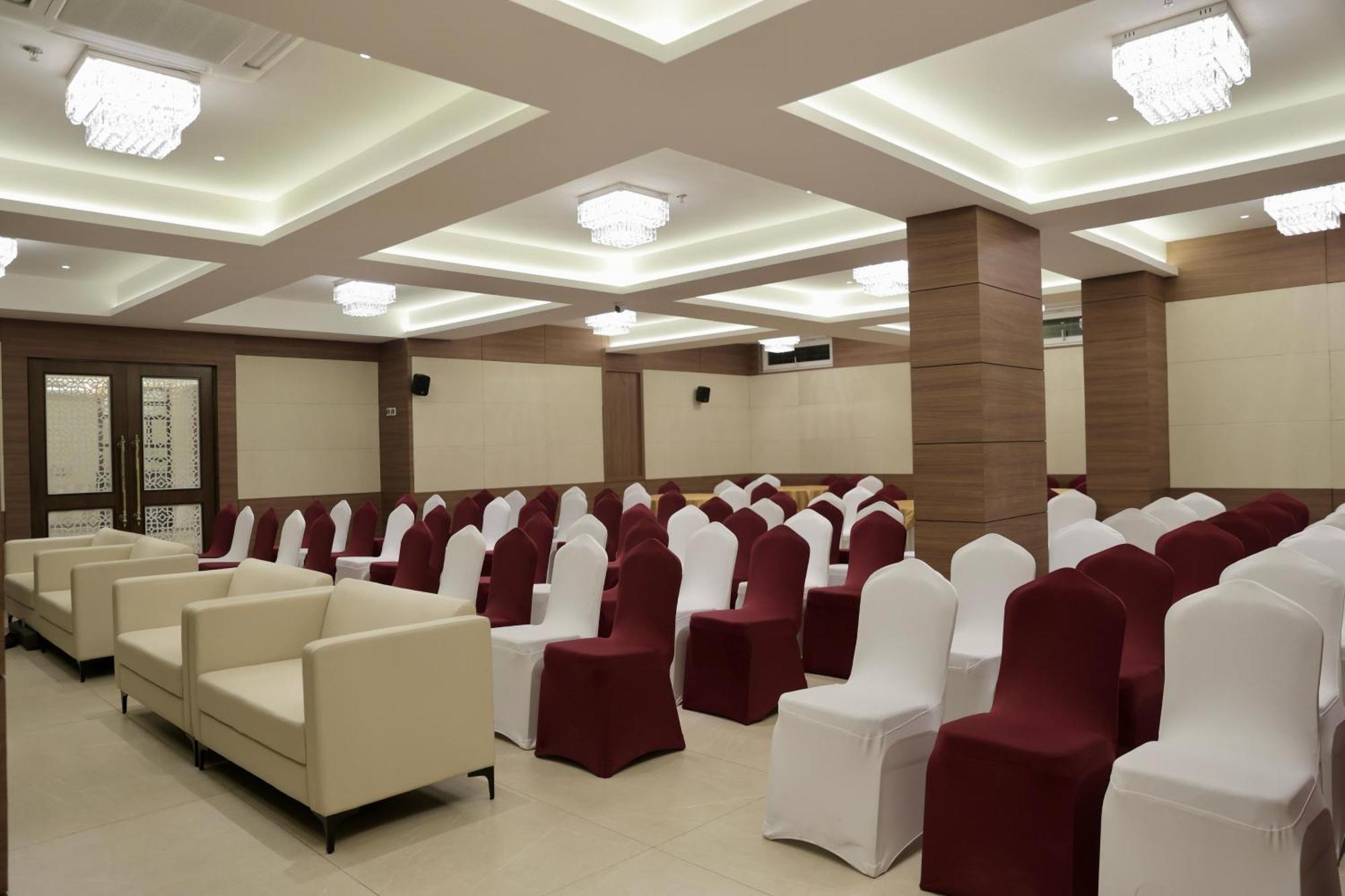 Hotel Carnival Parbhani Экстерьер фото