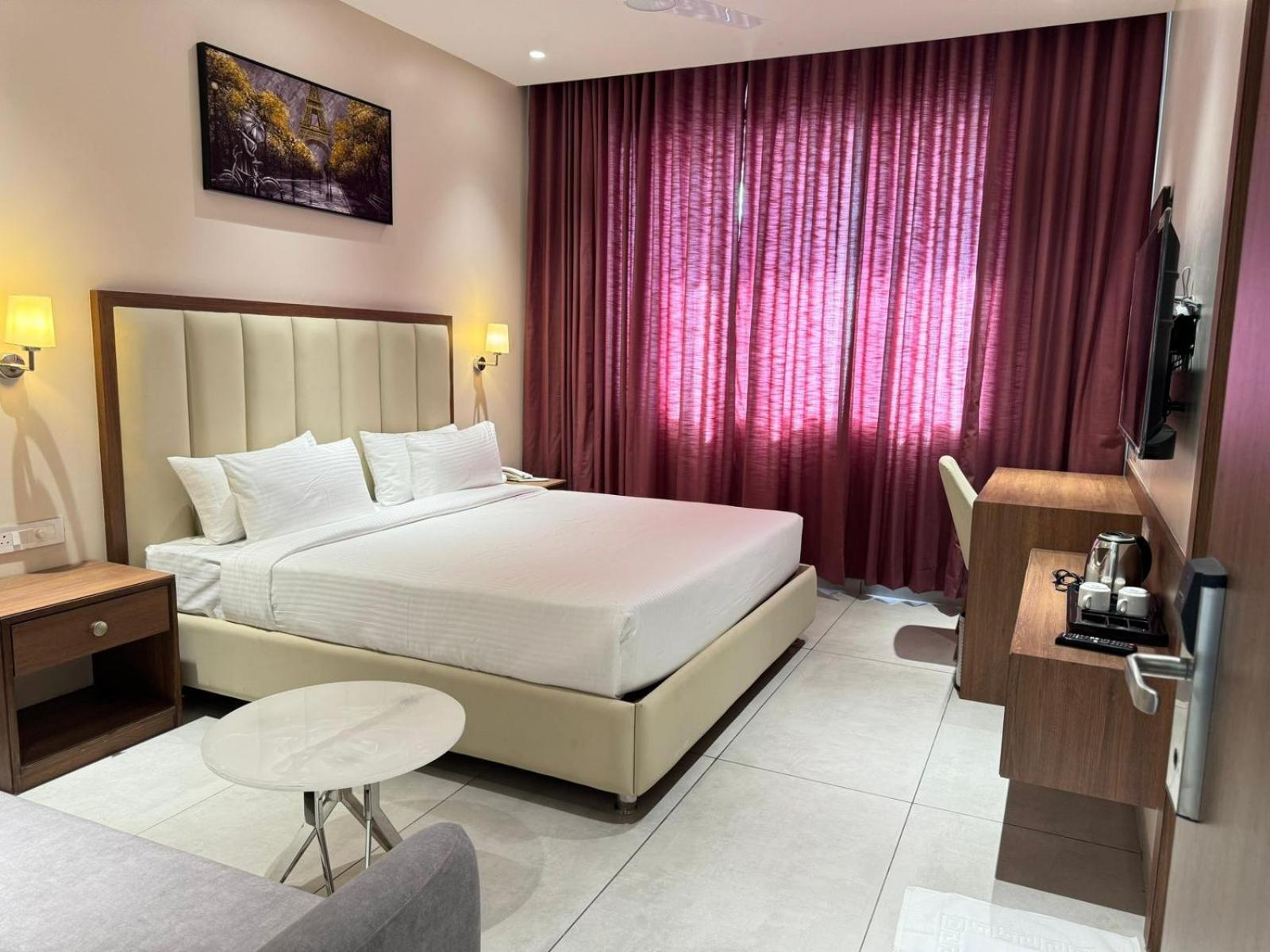 Hotel Carnival Parbhani Экстерьер фото